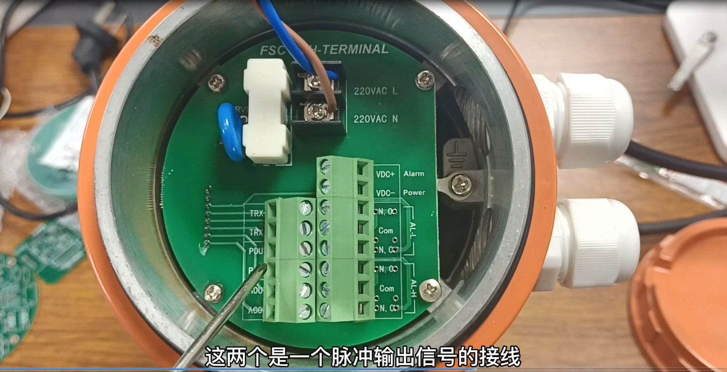 220v的電磁流量計(jì)故障處理方法(220v電磁流量計(jì)怎樣接信號(hào)線)(圖3) 電磁流量計(jì)輸出信號(hào)線與電源線接法演示